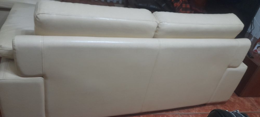 Dois  Sofás cor creme imitação pele