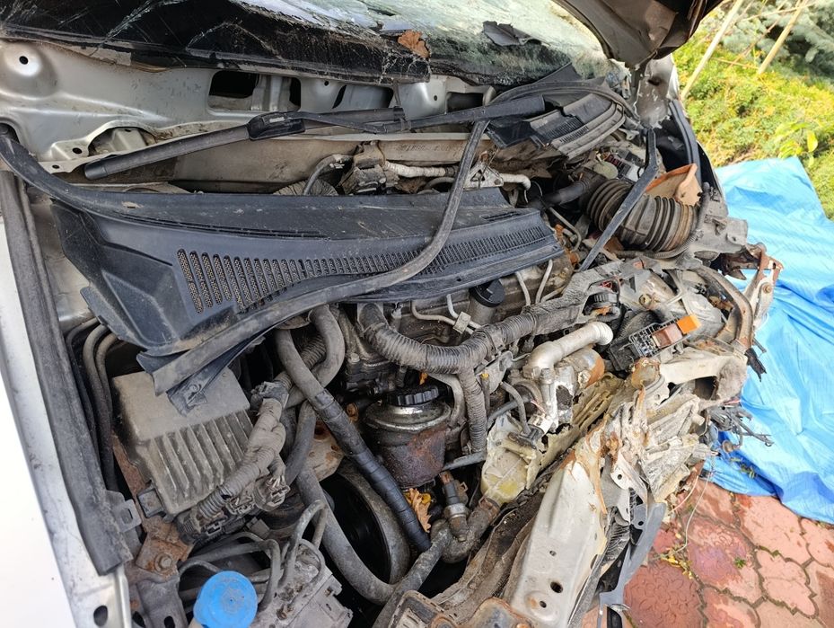 Розбіраю тойоту авенсіс