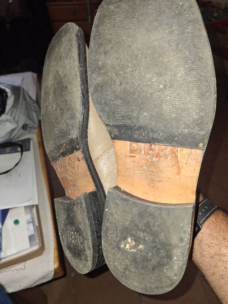 Sapatos em pele de marca. Carlos Manuel (dieva]