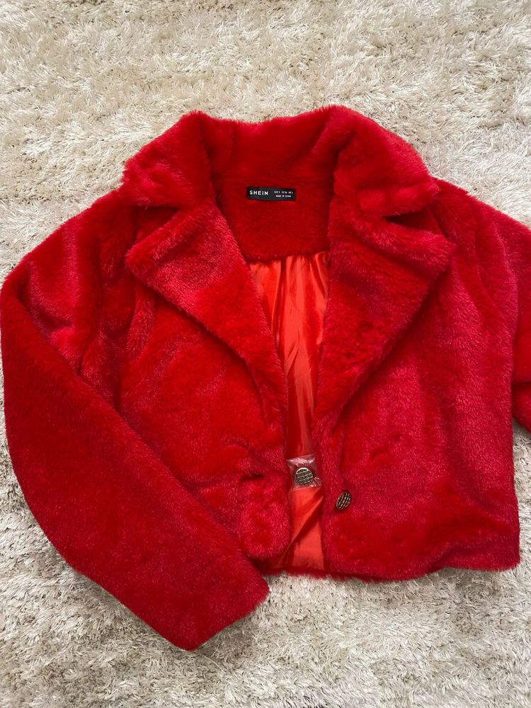 Casaco vermelho de pelo