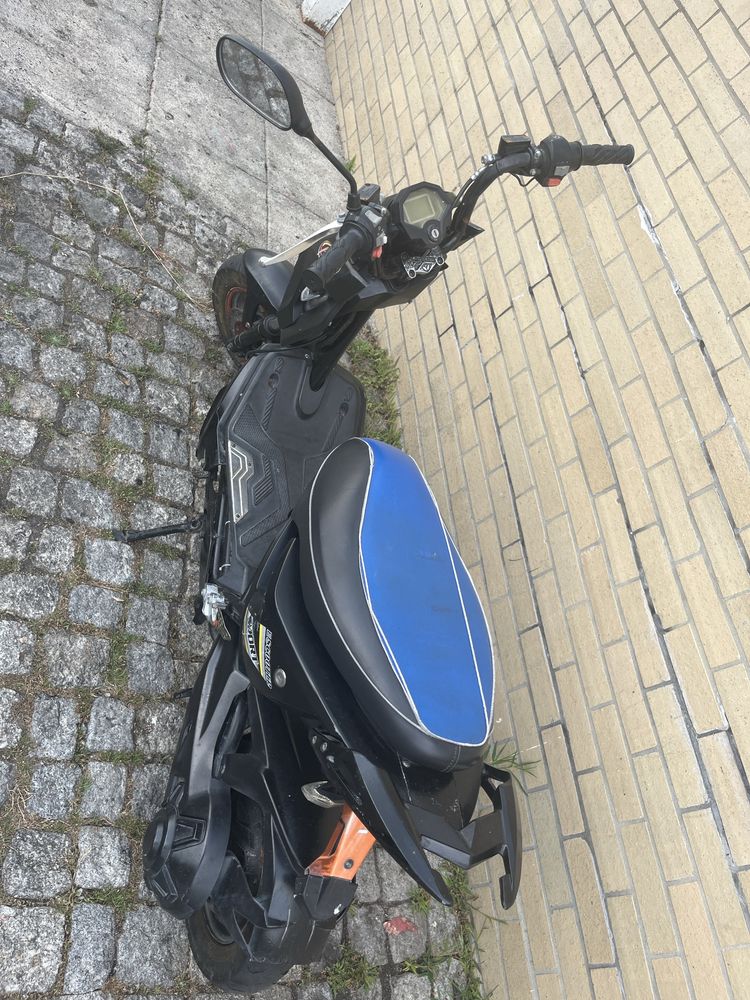 Moto eletrica faz 10 km e tem que por pra carregar