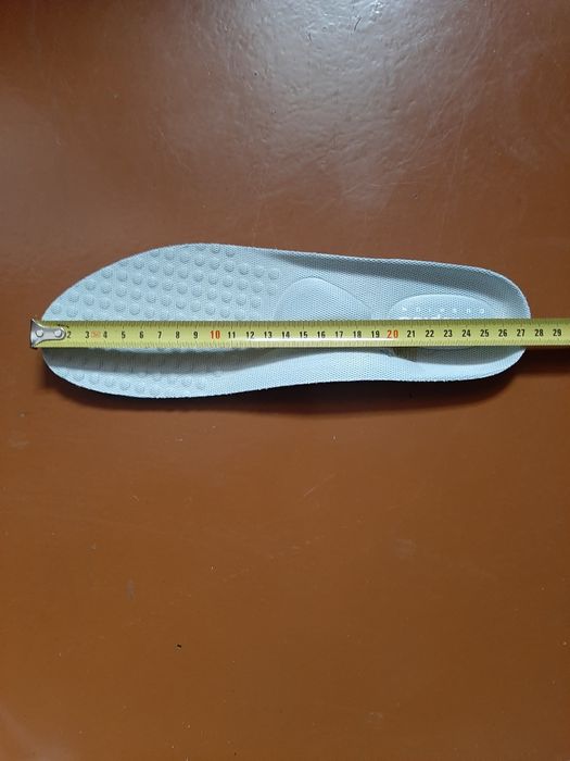 Нові кросівки з біркою