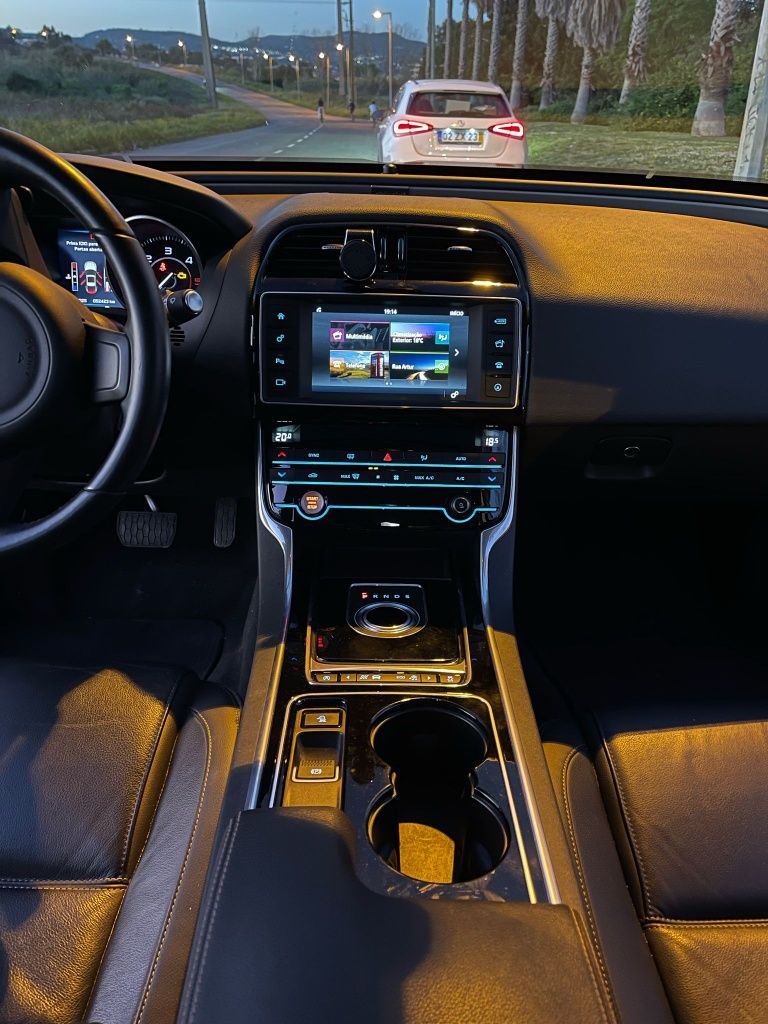 Jaguar XE 2.0 D Prestige 180 cv