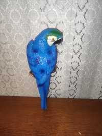 Rzeźba papugi wiszaca