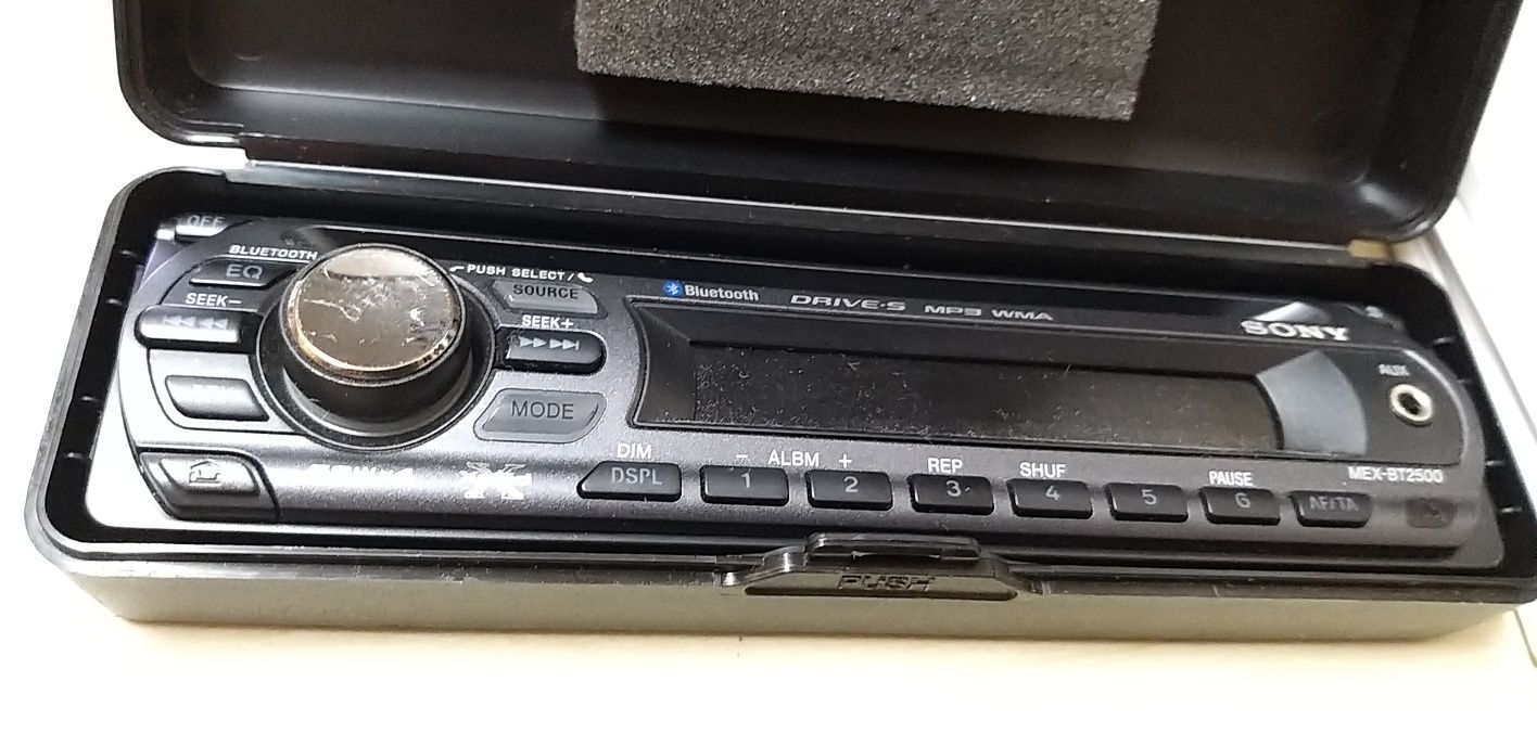 Auto rádio Sony.