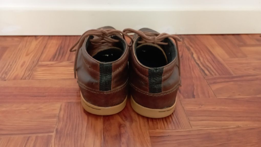 Botas castanhas da Reef