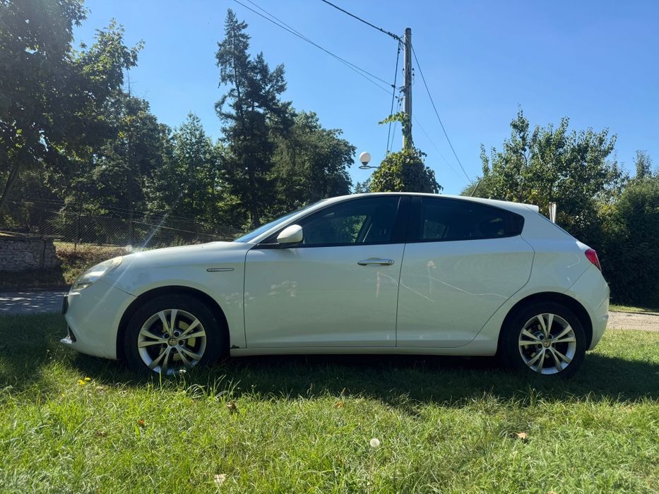 Sprzedam Alfa Romeo Giulietta , 1,6jtd, oszczędny, 2 komplety kół.