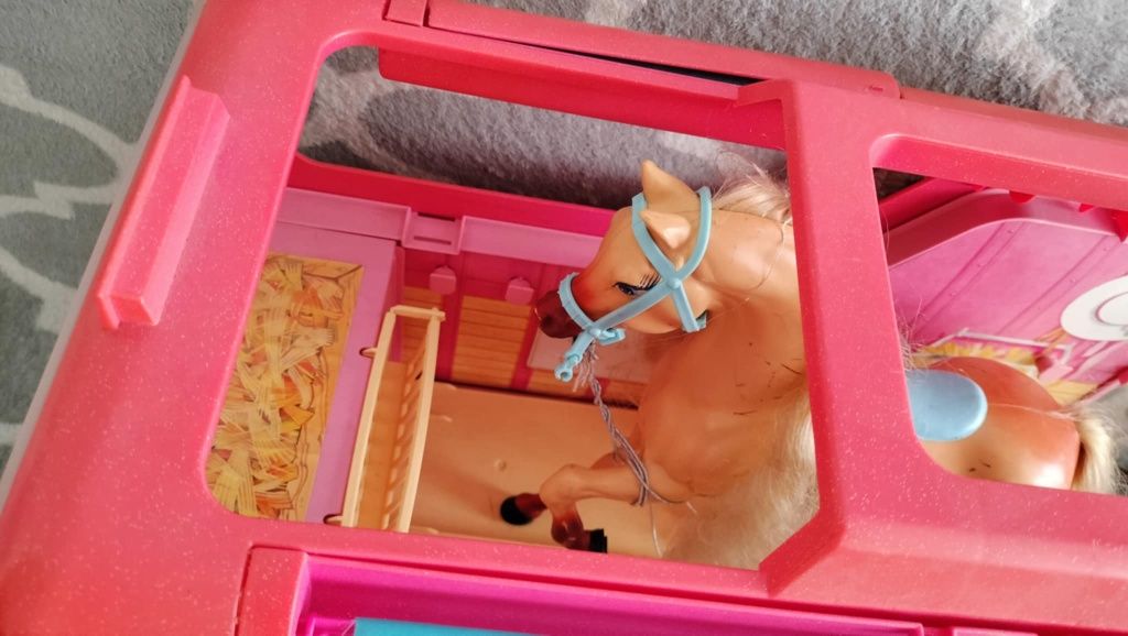 Kamper Barbie z konmi