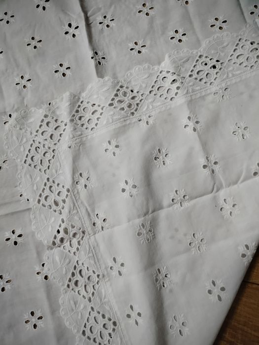 Biały haftowany obrus na stoliczek