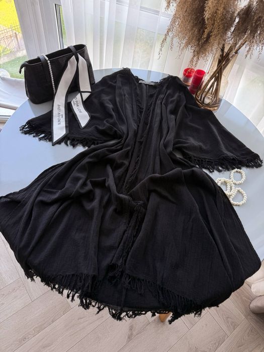 Чорна накидка з китичками в стилі бохо на купальник