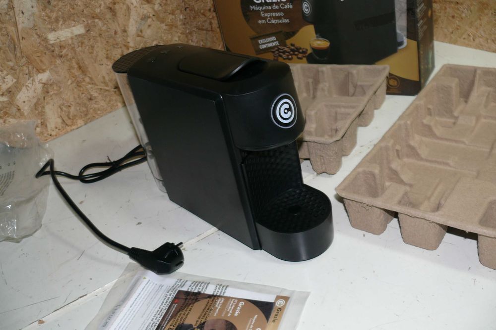 Máquina de Café Cápsulas Sistema Exclusivo Continente Grazie Preta