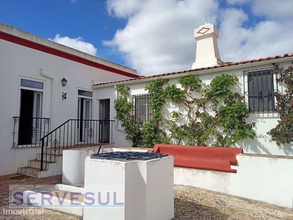 Casa histórica de 2 pisos, composta por 6 quartos, com vistas deslu...