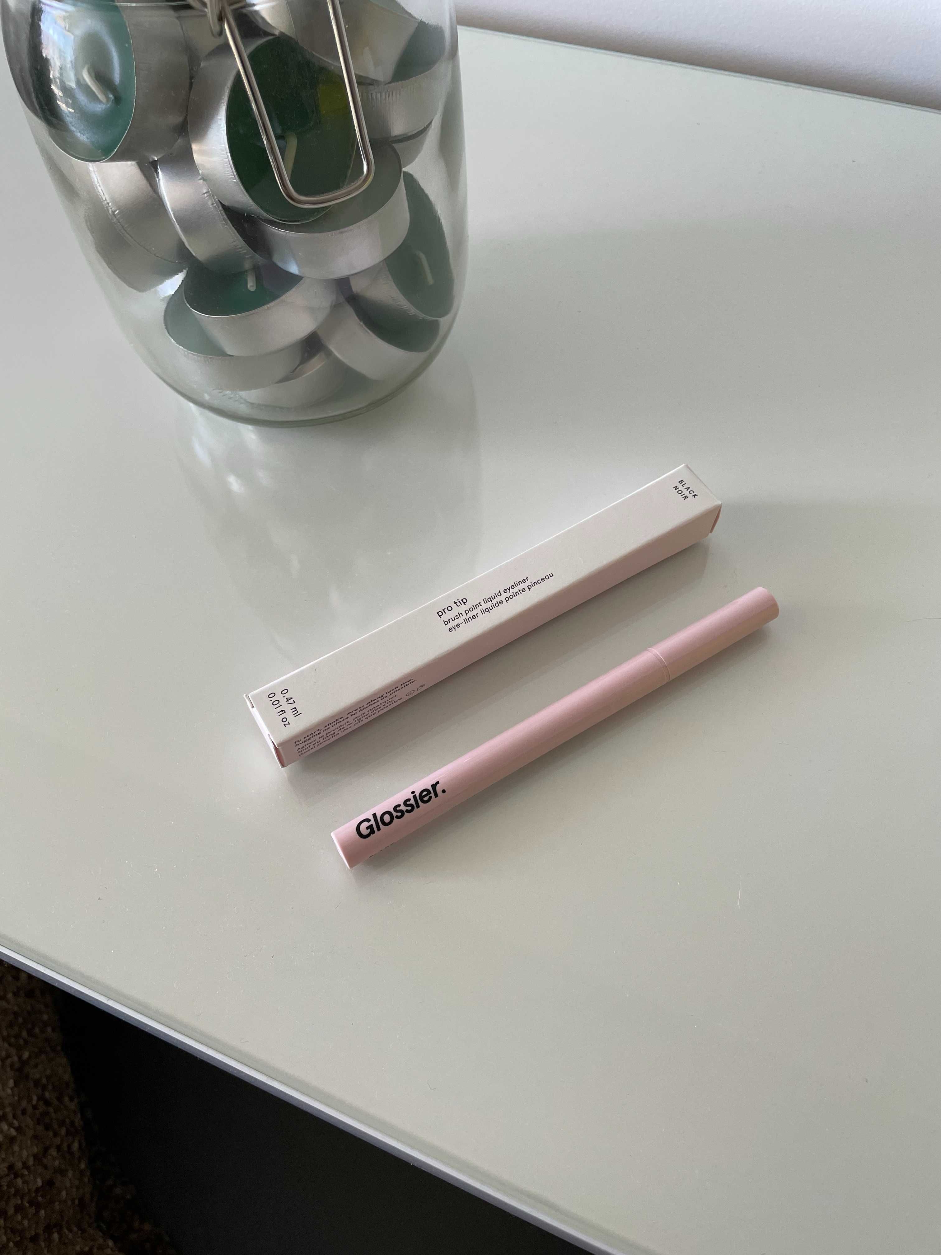 Eyeliner líquido Glossier Pro Tip (NOVO)