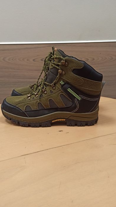 Продам трекінгові черевики, нові.