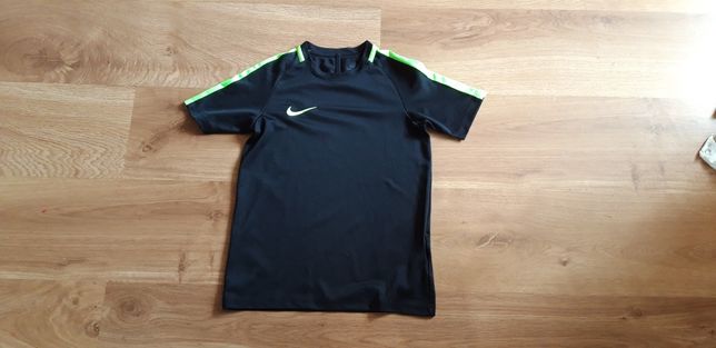 Super koszulka sportowa chłopięca Nike r.134 cm Dri-fit