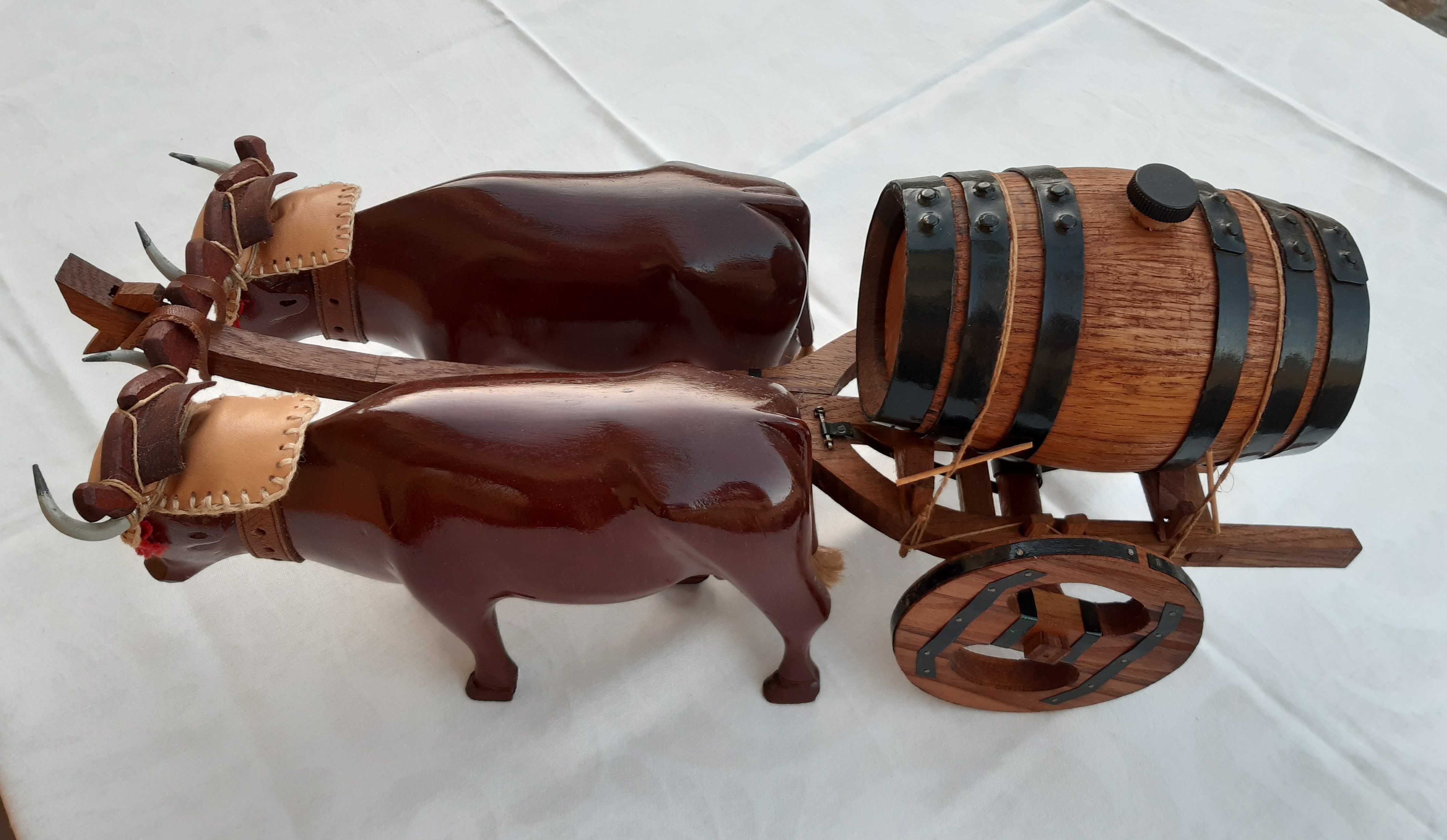 Conjunto de bois feito à mão em madeira - Artesanato