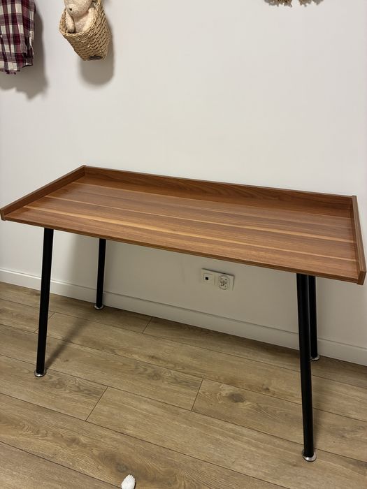 Brązowe biurko industrialne z czarnymi nogami