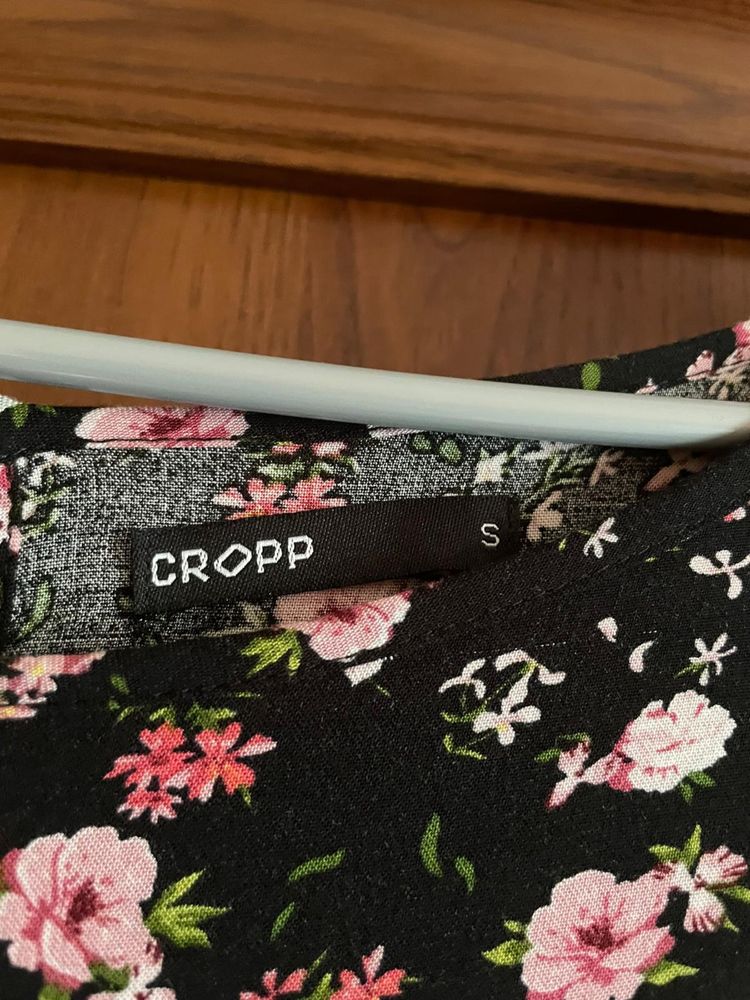 Sukienka czarna z krótkim rękawem Cropp
