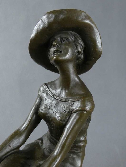Dama Kobieta siedząca na krześle BRĄZ figura RZEŹBA sygnowana 27cm