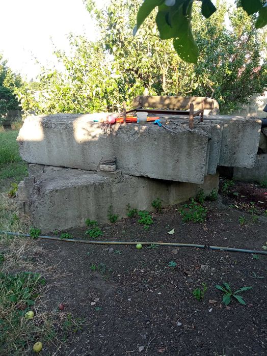 Бетонні плити та стовпи б/у