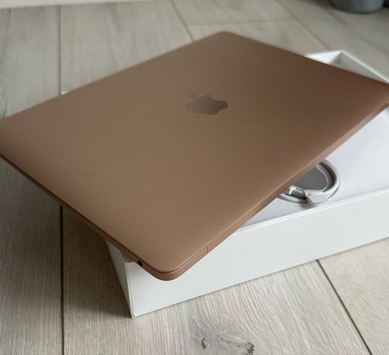 Macbook air M1 8 256  gb.