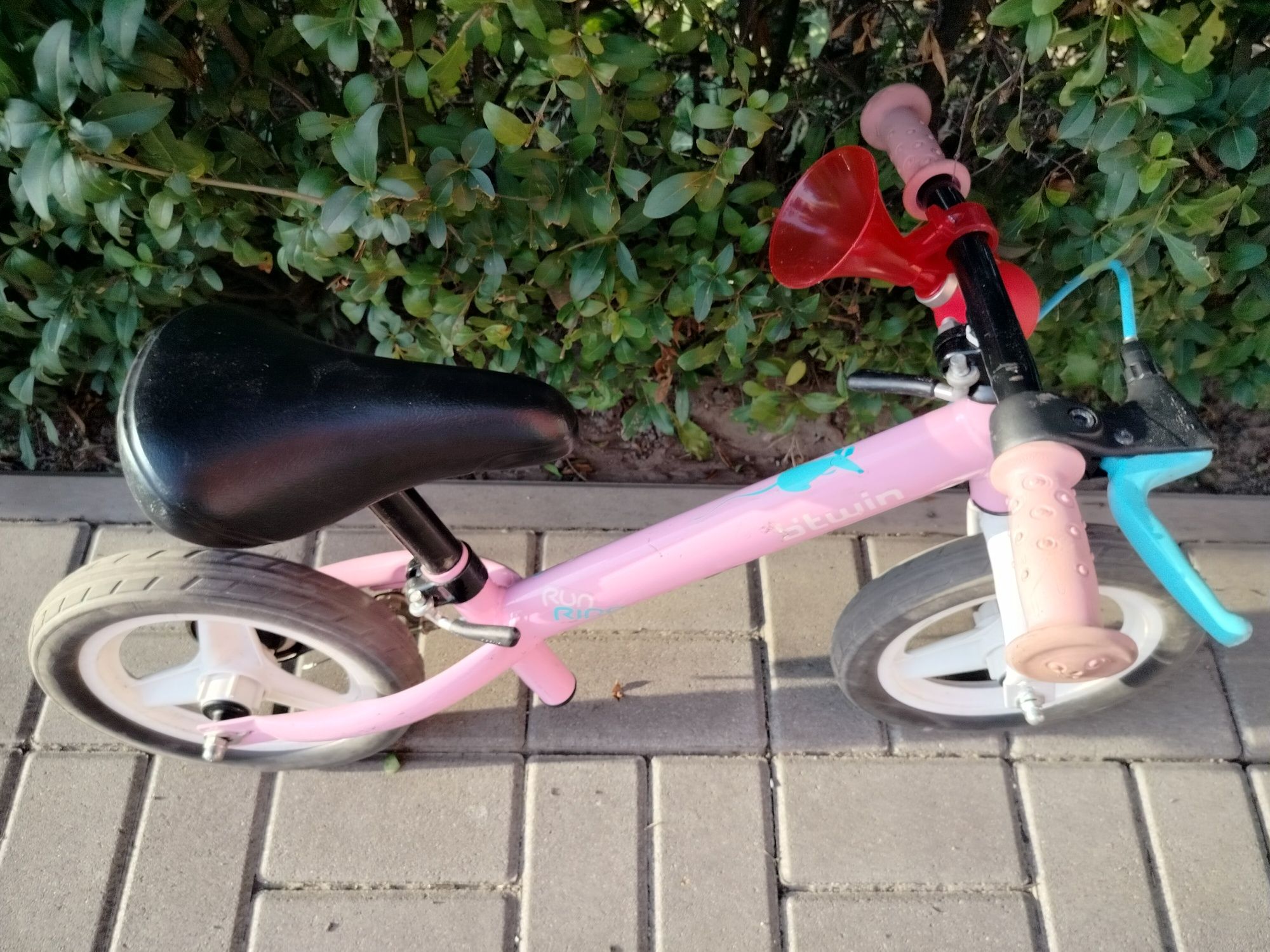 Rowerek biegowy dziewczęcy b-twin, rowerek różowy Decathlon des już