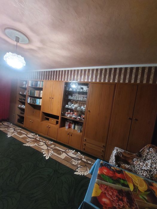 Стінку в кімнату