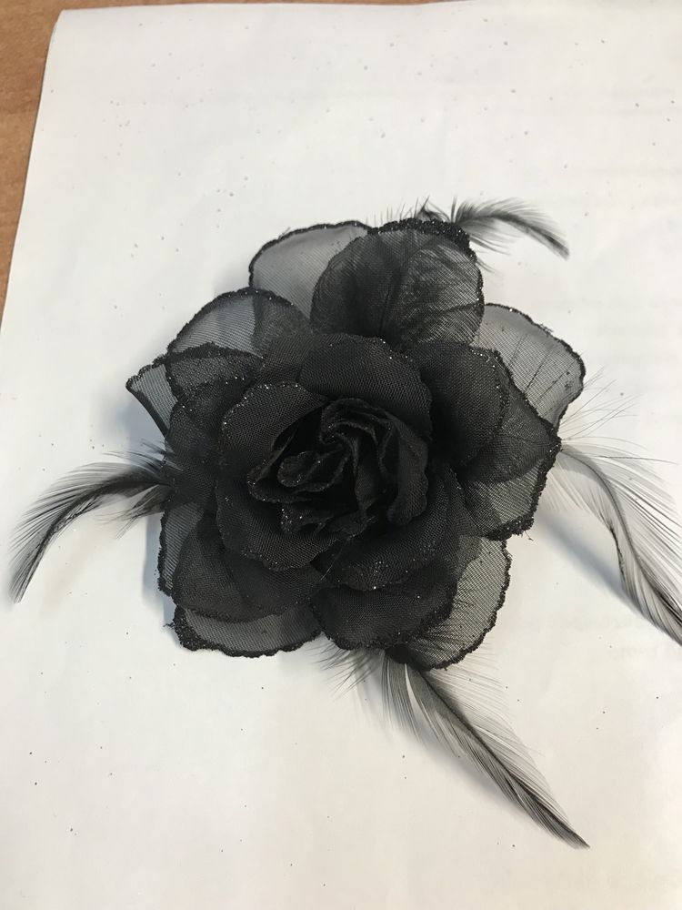 Broszka róża z piórkami