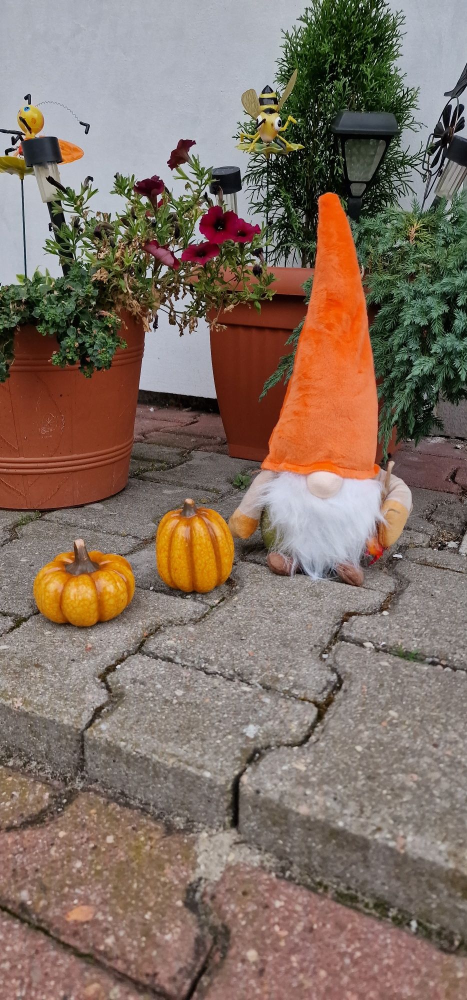 Pomarańczowy pluszowy jesienny krasnal