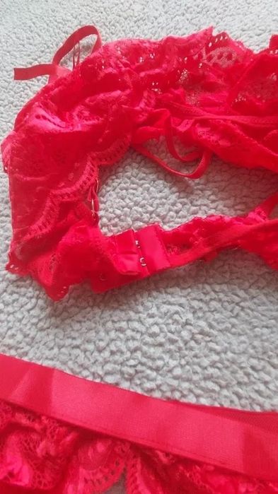 Zmysłowy czerwony komplet koronkowej bielizny