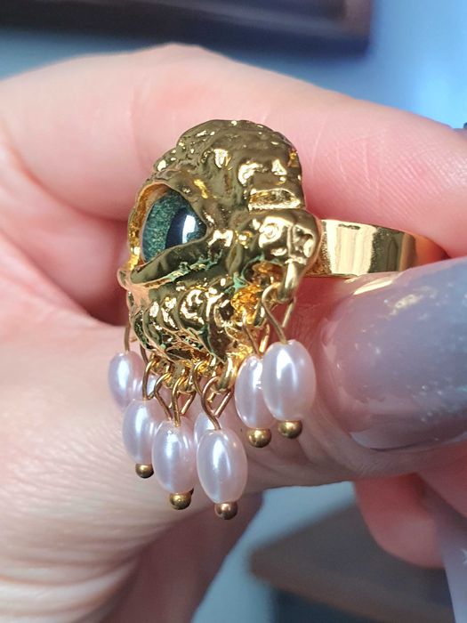 Anel surrealista olho verde, metal dourado, anel ajustável