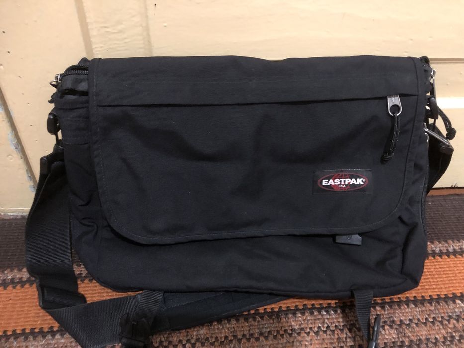Сумка через плече EASTPAK чорного кольору