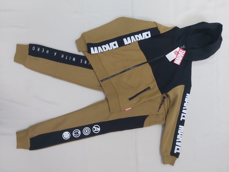 Nowy dres Marvel r. 134 Metka