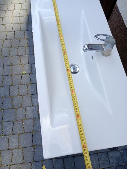 Szafka z umywalką, kranem i odpływem klik-klak
