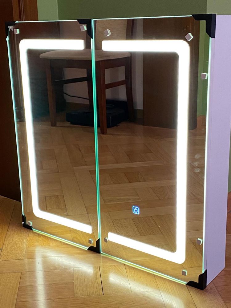 Szafka łazienkowa z lustrem i oświetleniem LED 65x65x13 cm