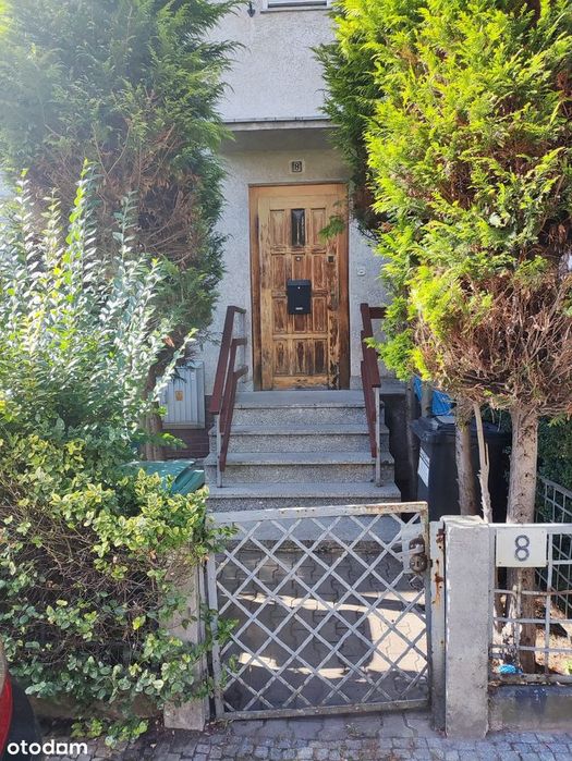 Szereg z ogrodem, prywatnym wjazdem i garażem na Biskupinie