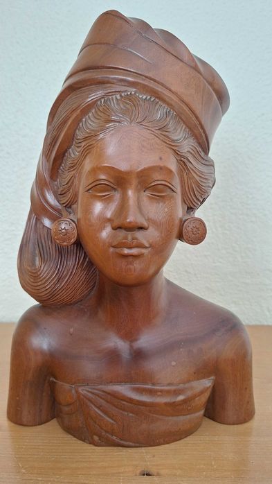 Estátua de madeira de Bali (Indonésia).