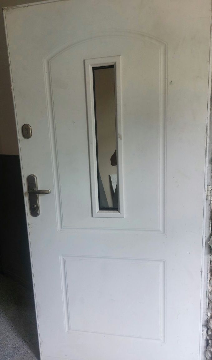 Solidne ciężkie drzwi zewnętrzne wejściowe