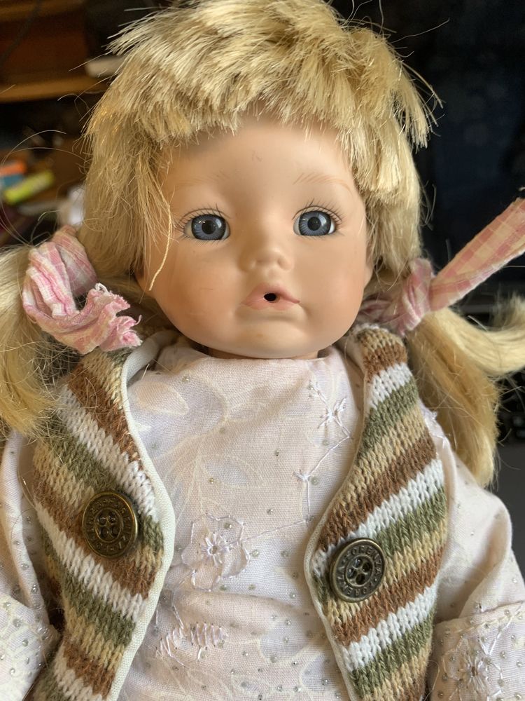 Кукла коллекционная в жилетке германия