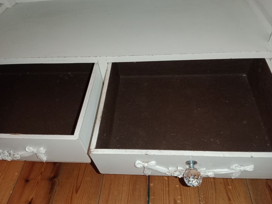 Szafka biała rzeźbiona