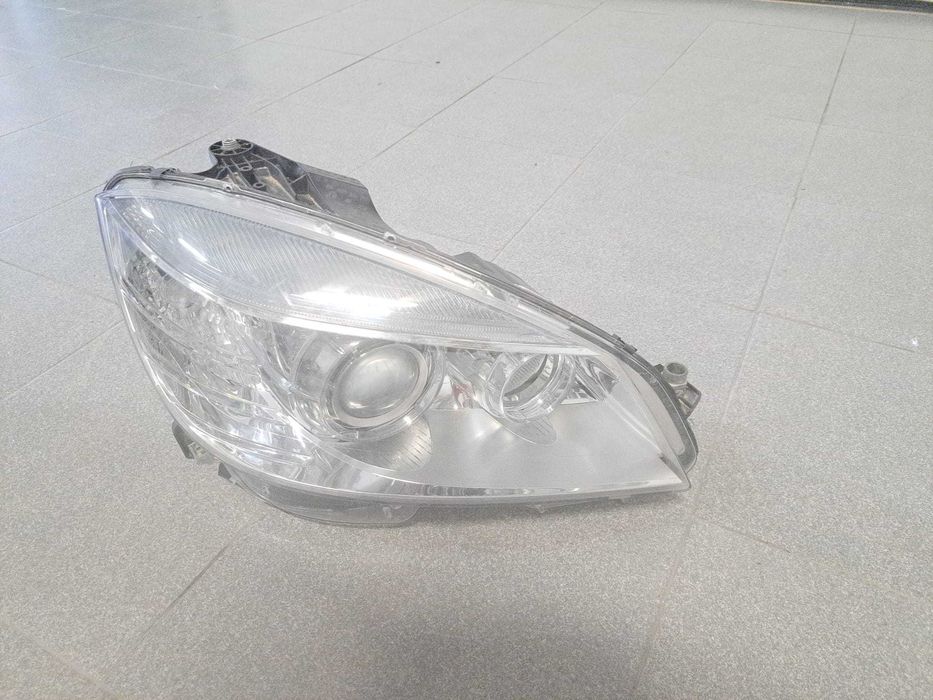 Farol dianteiro esquerdo Mercedes Benz w204 - suporte reparado