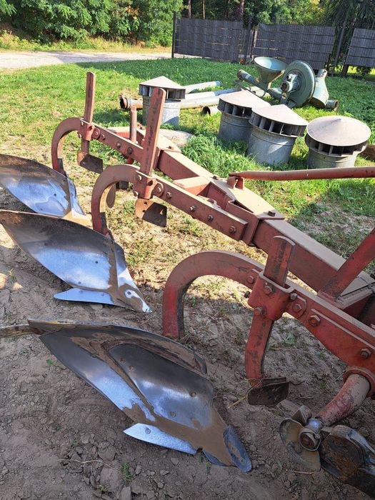 Плуг 3х корпусний