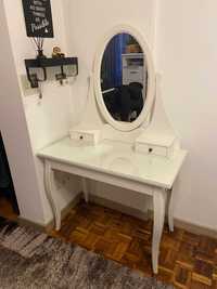 Mesa, toucador de quarto com gavetas e espelho .
100 Euros