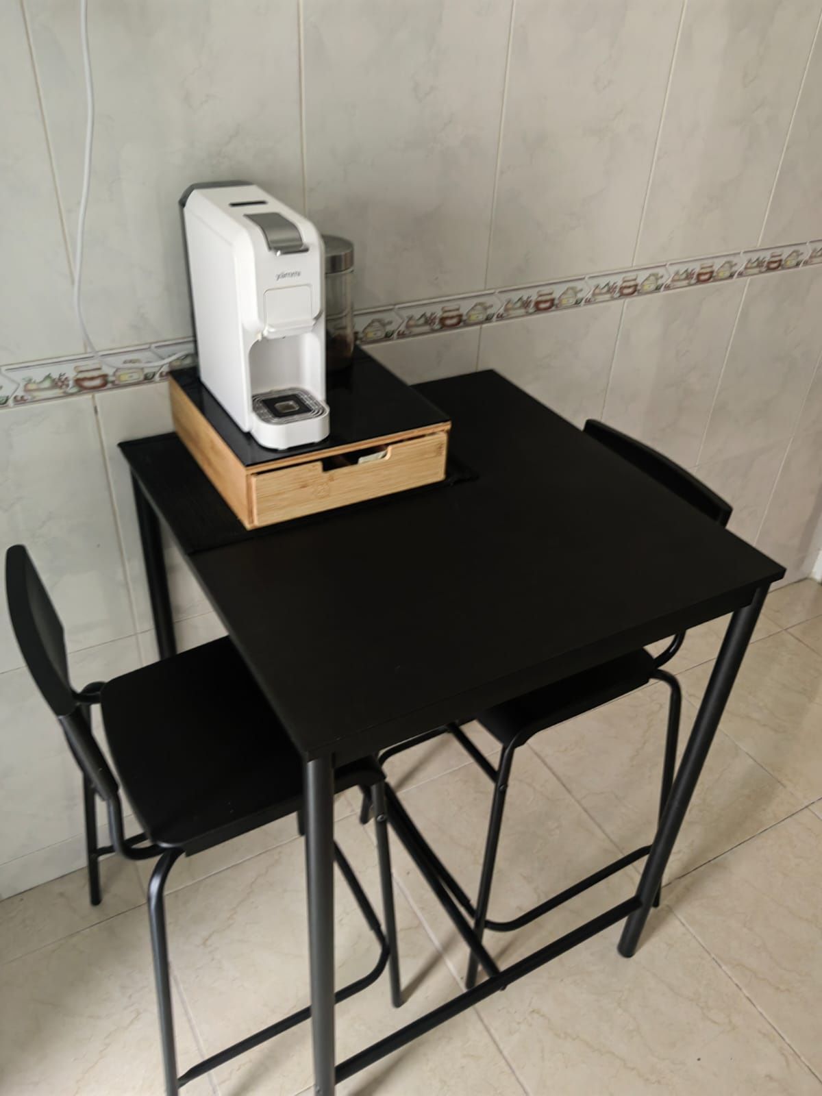 Mesa alta com 2 cadeiras