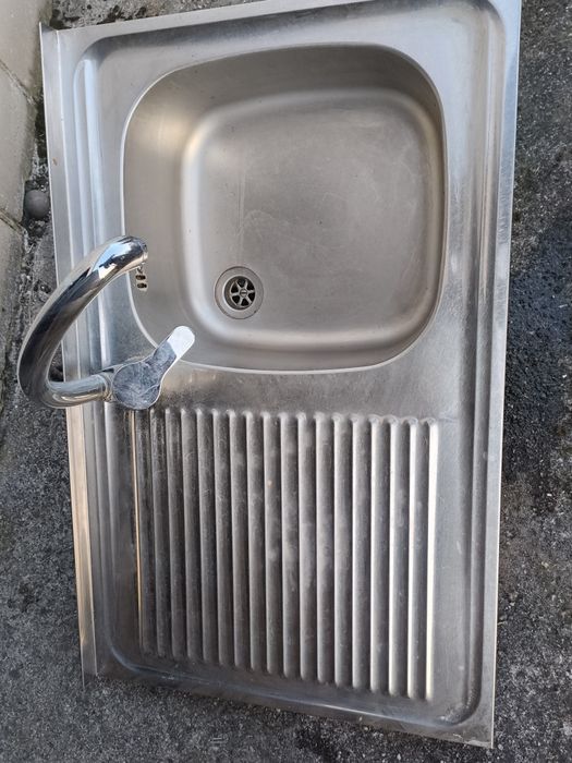 Zlewozmywak metalowy z bateria i syfon