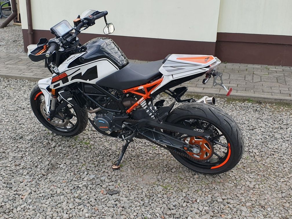 Ktm duke 125 abs posiada dodatki ,stan perfekt