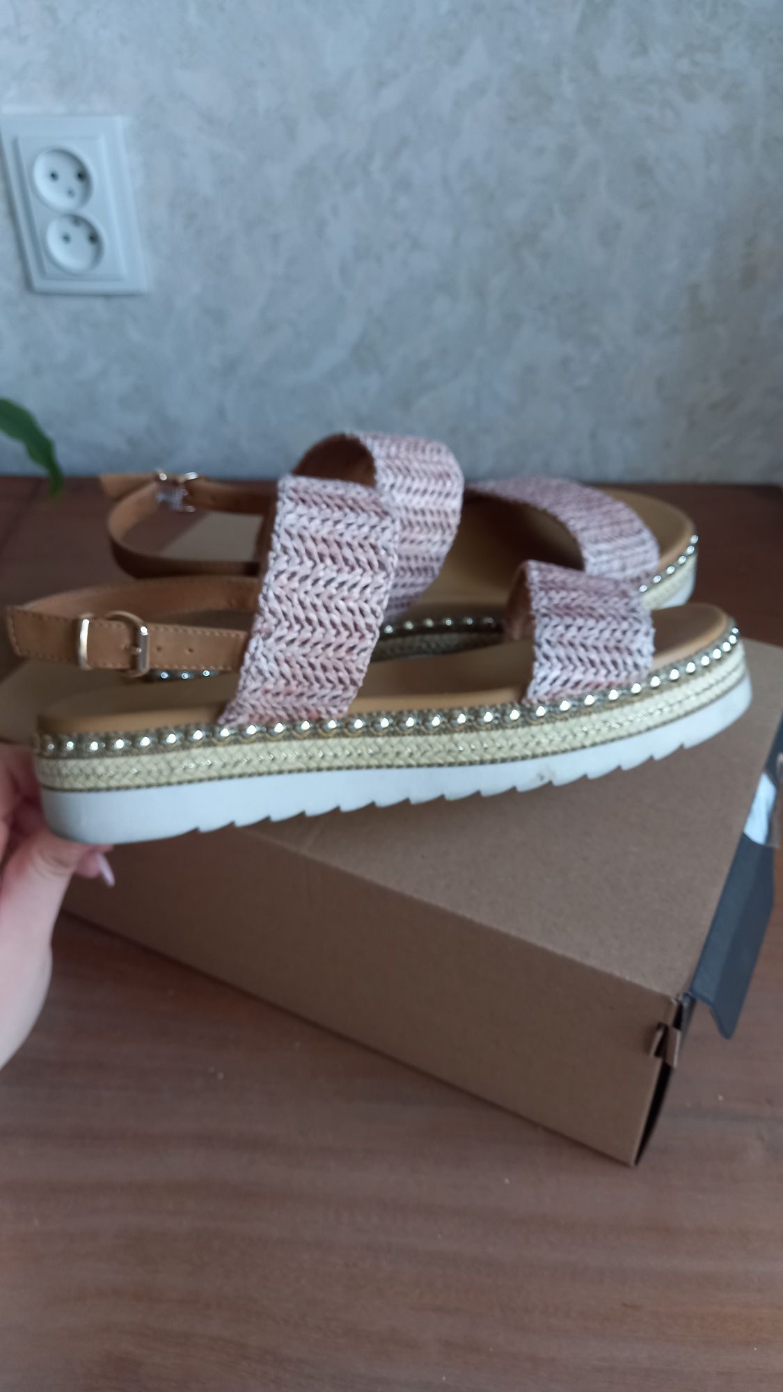 Продам женские босоножки бренда CATWALK