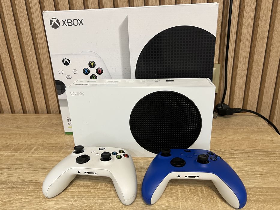 Xbox series S (2 джойстики + 2 акумулятори)