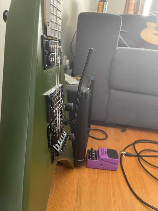 Jackson JS32 King V, Marshall Amplificador e Pedal Behringer OD300