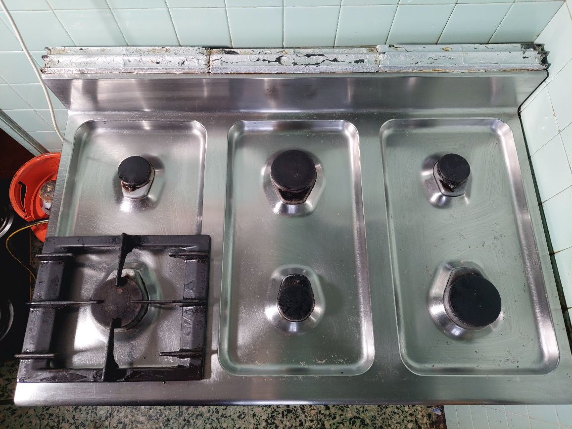 Fogão industrial a gás com 6 bocas e 6 queimadores e forno Zanussi